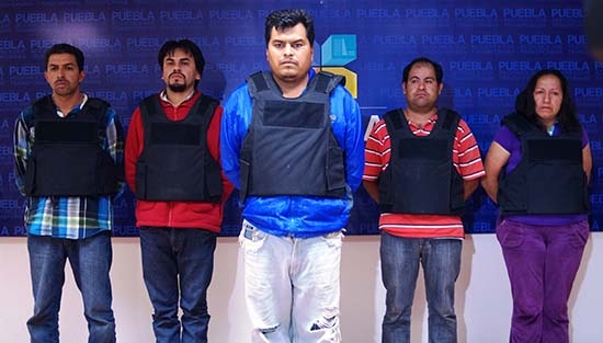 Detienen a defraudadores que compraban autos con cheques sin fondos