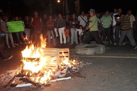 Vecinos de Cacalotepec cierran carretera a Atlixco en protesta contra el RUTA