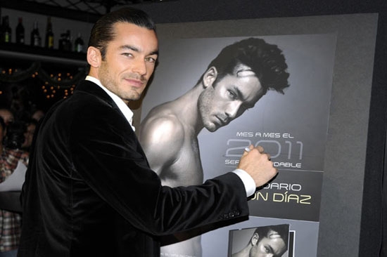 Aarón Díaz presentó sexy calendario