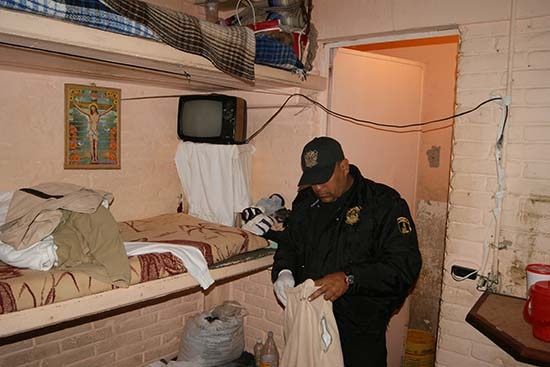 SSP catea el Cereso de Tehuacán, decomisa droga, 63 TV y $141 mil en efectivo