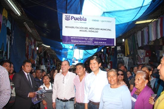 Simitrio recibe a Eduardo Rivera en el mercado Hidalgo
