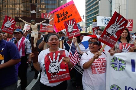 Miles de inmigrantes salen a las calles en EU para exigir reforma migratoria