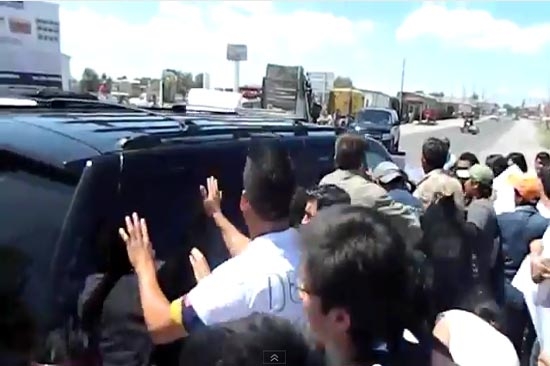Peña Nieto en Tepeaca, Puebla: lo agreden manifestantes