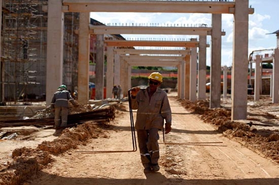 Reos y ex esclavos construyen estadios para el Mundial Brasil 2014