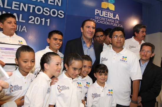 RMV entregó apoyos a estudiantes que acudirán a la Expo Ciencias Internacionales 2011