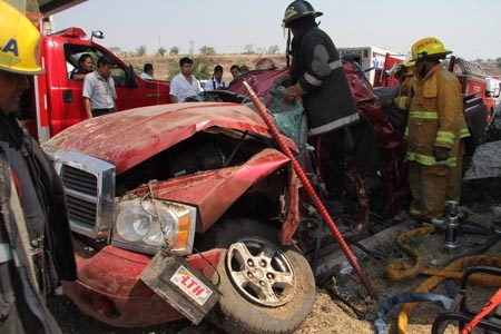 Tres muertos dejó volcadura de camioneta en la Vía Atlixcáyotl