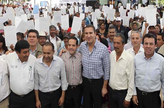 RMV y CORETT entregan escrituras a 200 familias de La Resurrección y Guadalupe