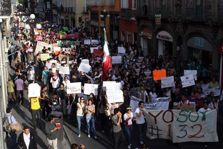 Miles de jóvenes participaron en la #MarchaYoSoy132 en Puebla