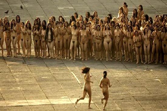 Tunik quiere desnudar a 4 mil en Teotihuacán