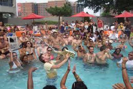 Investigan intoxicación de 9 jóvenes en Pool Party; uno en coma