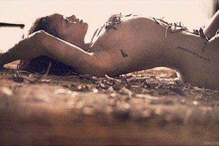 Rihanna aparece desnuda en Twitter