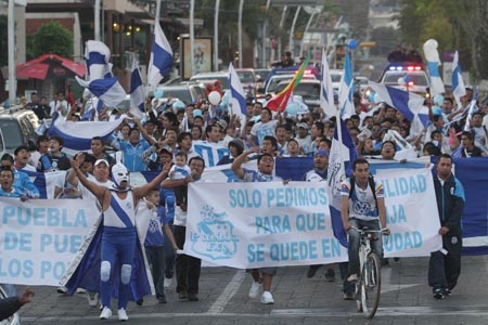 La Franja, aficionados piden la permanencia del equipo en Puebla