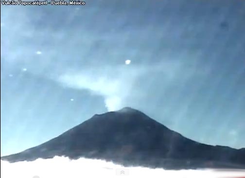 Televisa capta nuevamente “objetos luminosos” sobre el volcán Popocatépetl