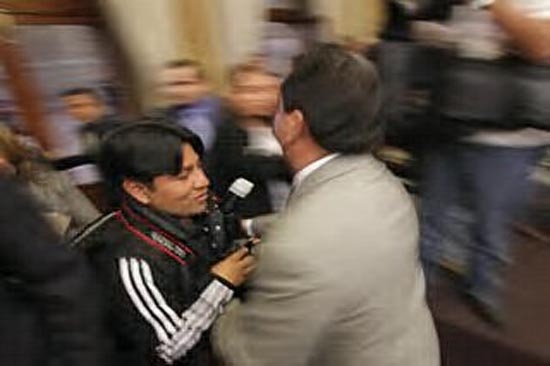 El diputado Héctor Alonso Granados agrede a reportero gráfico de Milenio Puebla  en plena sesión