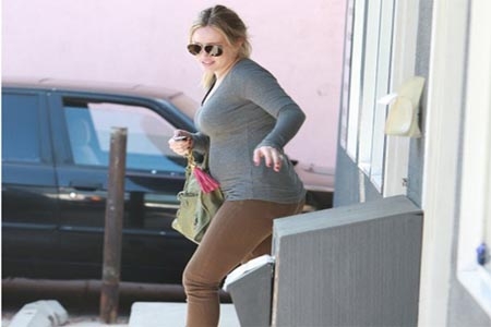 Hillary Duff presume embarazo