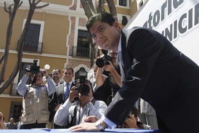 Eduardo Rivera firma convenio con universidades para elegir al próximo contralor