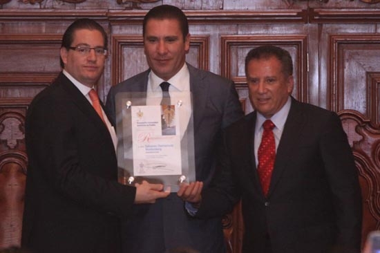 BUAP entregó reconocimiento a Salomón Chertorivsky, secretario de Salud Federal