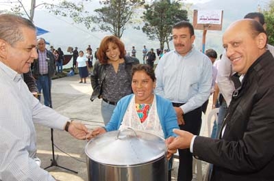 Mientras Zavala sufre, Ardelio y Lastiri pueblean por la Sierra Norte
