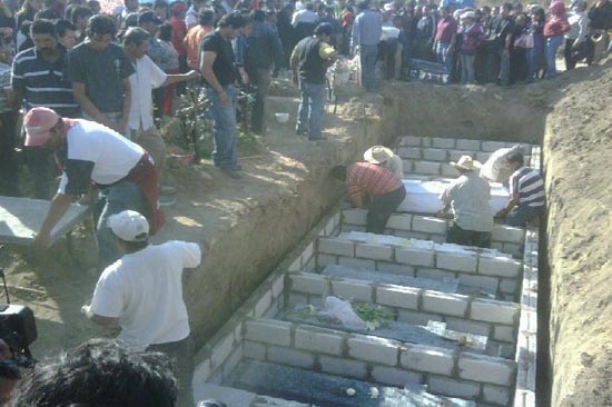 Texmelucan: con gran dolor entierran a 11 de los 29 muertos de la explosión
