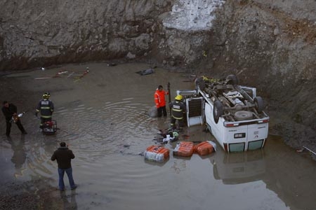 Camioneta cayó a excavación del Viaducto Zaragoza, dos personas lesionadas