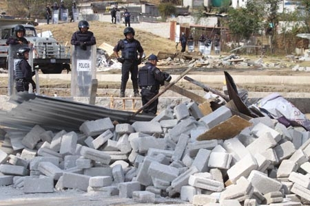 Derriban 14 casas de invasores en La Resurrección