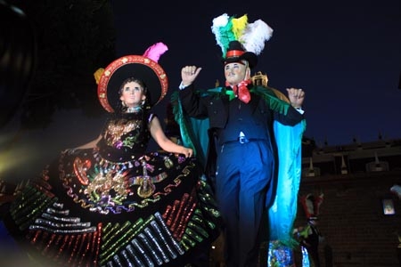 Pasarela y desfile de huehes por las calles del Centro Histórico de Puebla