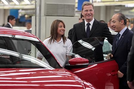 Volkswagen presenta Nuevo Beetle que se producirá en Puebla