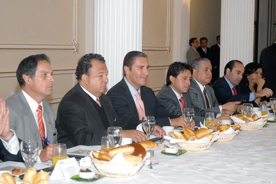 Moreno Valle se reúne con líderes del partido Convergencia