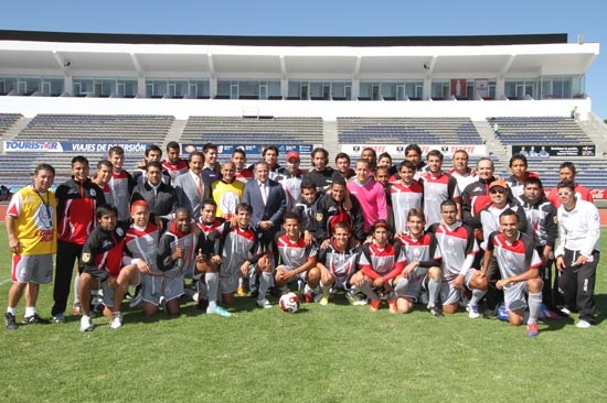 Enrique Agüera visitó el campamento de entrenamiento de Lobos BUAP