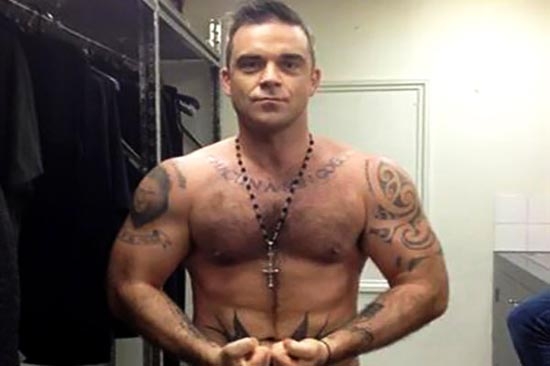 Robbie Williams presume músculos en Twitter