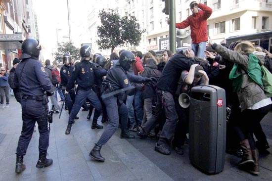 Huelga general paraliza a España; policía arremete contra niños y mujeres