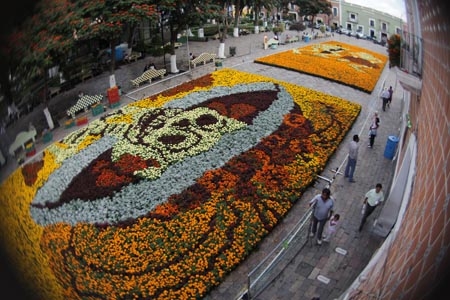 Alfombra monumental de Día de Muertos en Atlixco