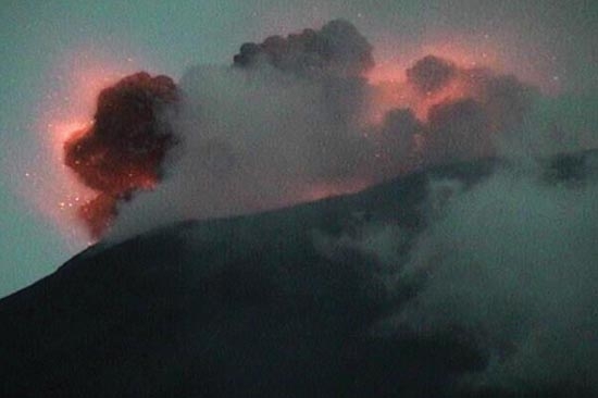 Popocatépetl lanza fragmentos incandescentes, tras explosión, a 1.5 Km