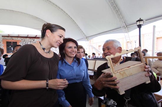 Martha Erika Alonso entregó reconocimientos a adultos mayores de Casa del Abue