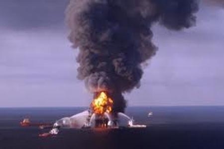 Explota plataforma petrolera en el Golfo de México; dos muertos y cuatro heridos