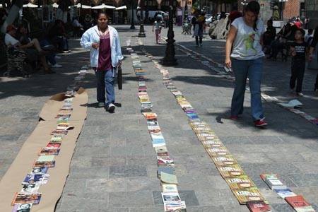 Kilómetro del Libro en el zócalo para celebrar el Día Municipal de la Lectura