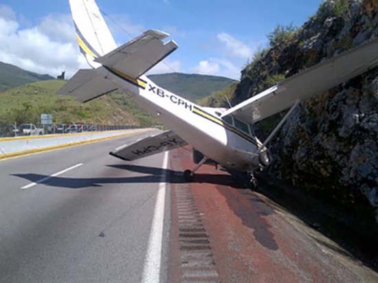 Avioneta aterriza de emergencia en la Autopista del Sol