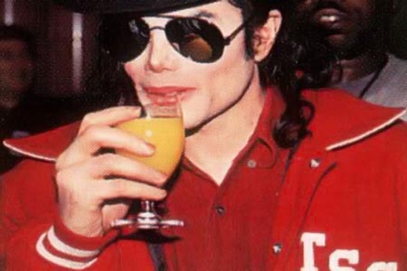 Michael Jackson bebía tres botellas de alcohol diarias