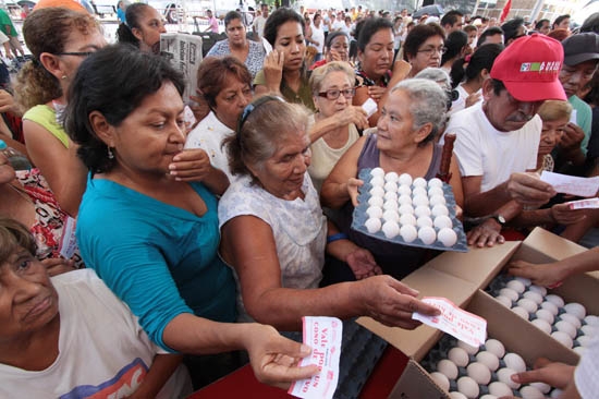 Gripe aviar y sequía provocan aumentos en huevo, frutas, granos y verduras