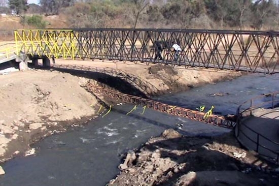 Pemex sólo pinta pero no repara puentes dañados en explosión en Texmelucan