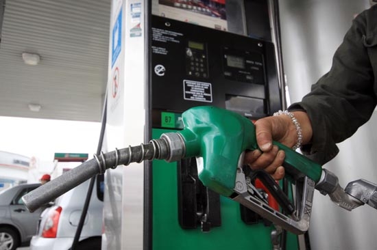 Primer gasolinazo de Peña Nieto, suben 11 centavos el litro de combustible