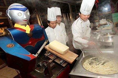 Robots cocineros, la nueva moda en China