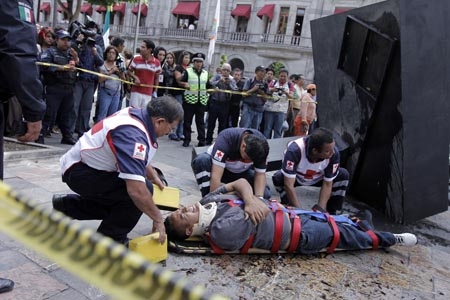 Se cae estructura de metal en el zócalo de Puebla; un herido