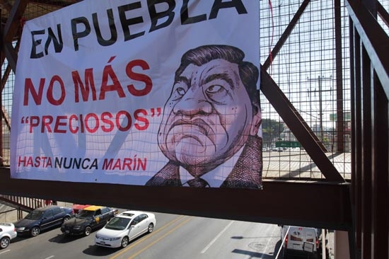 “No más preciosos”, exigen poblanos que colocaron mantas contra Marín