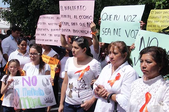 Poblanos marchan contra maltrato a animales