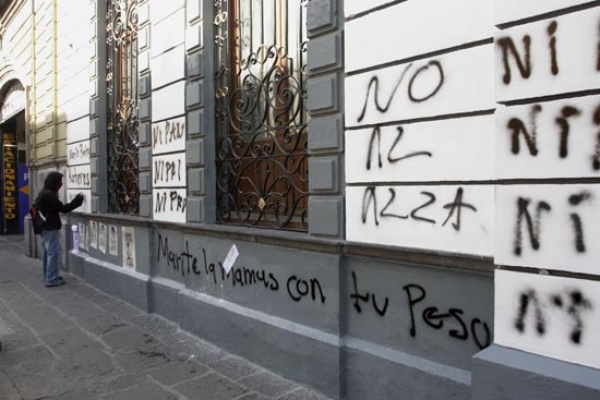 Estudiantes de la BUAP protestan vs alza del pasaje y dañan el Congreso