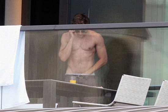 Zac Efron se autocomplace