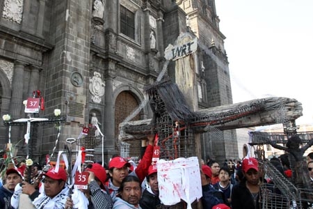 Día de la Santa Cruz, trabajadores de la construcción acuden a catedral