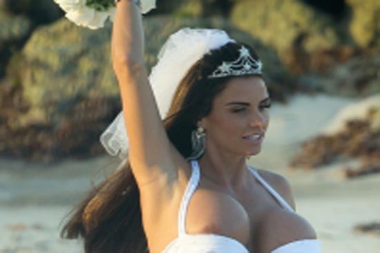 Katie Price hizo topless en plena boda