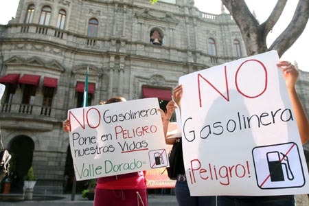 Vecinos de Villas San Alejandro se manifestaron contra la apertura de gasolinera